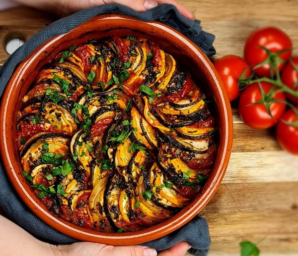 Welche Kräuter und Gewürze sollten beim Zubereiten eines authentischen provenzalischen Ratatouille verwendet werden?