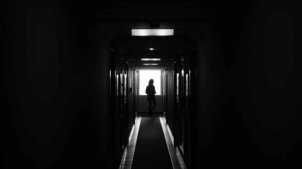 Wie plant man die Beleuchtung in einem schmalen Flur, um eine einladende Atmosphäre zu schaffen?